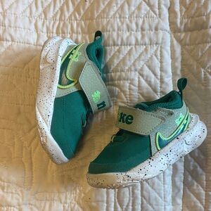 Nike toddler frog tennis shoes